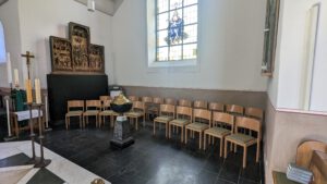 Kapelle Schleckheim rechtes Seitenschiff Taufbecken vorgeholt Stühle Sommer 2023