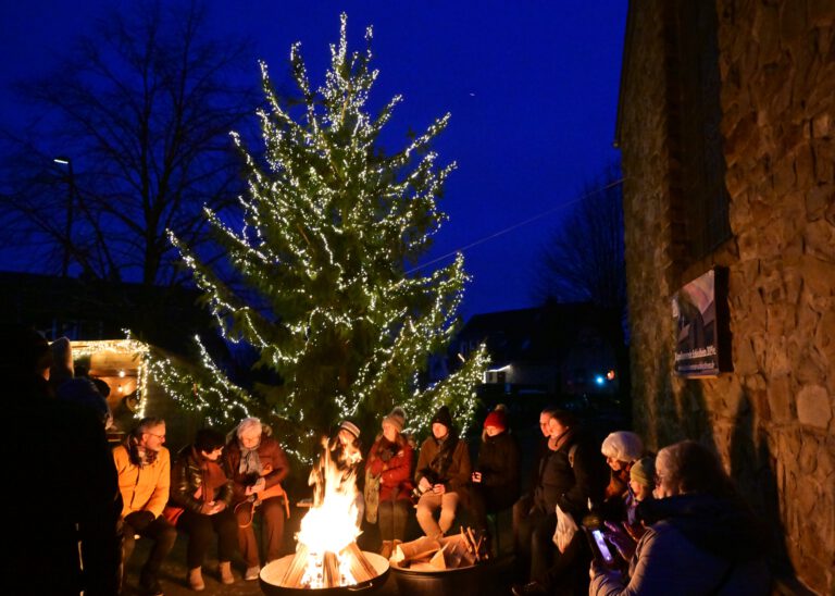 Kleine Dorfweihnacht 2024 Weihnachtsbaum Tannenbaum Lagerfeuer Feuerschale