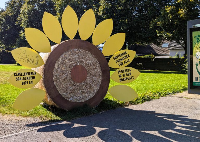 Sonnenblume Strohballe Dorfplatz Einladung Erntedankfrühstück Kapellenverein 2024