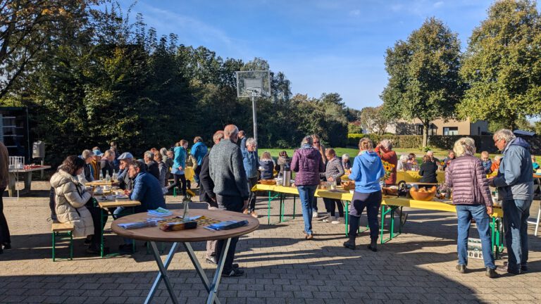 Erntedankfrühstück Kapellenverein Schleckheim Dorfplatz Kapelle 2024 Gemeinschaft Begegnung Dorf Erntedank