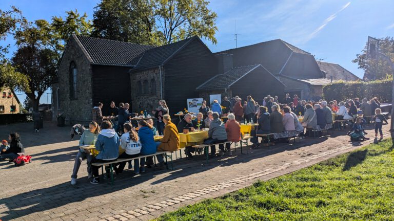 Erntedankfrühstück Kapellenverein Schleckheim Dorfplatz Kapelle 2024 Gemeinschaft Begegnung Dorf Erntedank