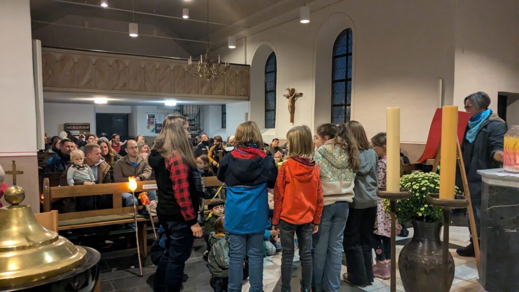 St. Martin Sankt Martin 2024 Eröffnung Schleckheimer Kapelle Kindergarten Kindertagesstätte KiTa Grundschule Laternen Schleckheimer Kapelle Martinszug Martinsfeuer