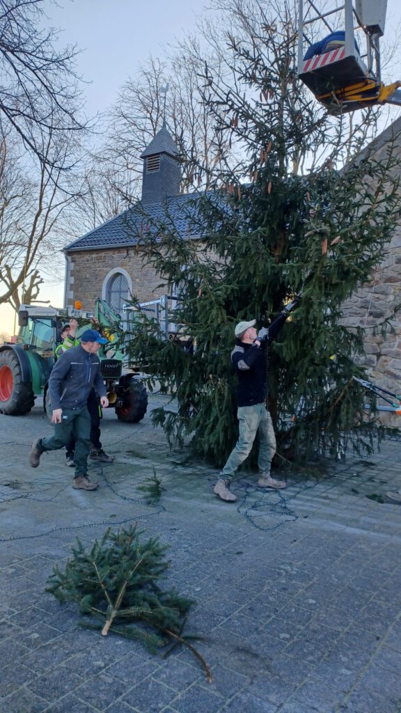 Kapellenverein Schleckheim Abbau Tannenbaum 2024 2025 Arbeitsbühne Hubsteiger Dorfplatz