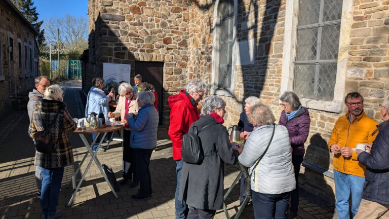 Kaffee nach der Kirche Schleckheimer Kapelle April 2025 Gespräche Gemeinschaft Dorfgemeinschaft