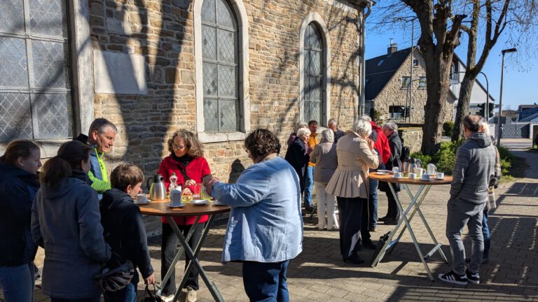 Kaffee nach der Kirche Schleckheimer Kapelle April 2025 Gespräche Gemeinschaft Dorfgemeinschaft