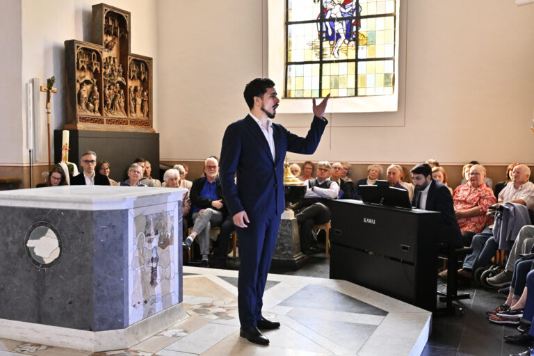 Tösche Hömmel än Eäd Frühjahr 2025 Maiklang Jorge Ruvalcaba Bariton Gesang Schauspiel