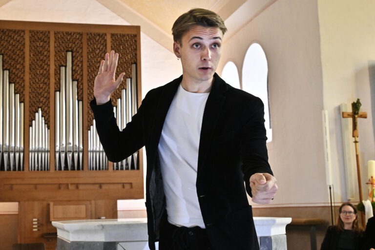 Tösche Hömmel än Eäd Frühjahr 2025 Maiklang Jonas Dumke Gesang Schauspiel