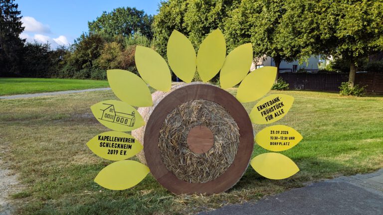 Sonnenblume Strohballe Dorfplatz Einladung Erntedankfrühstück Kapellenverein 2025