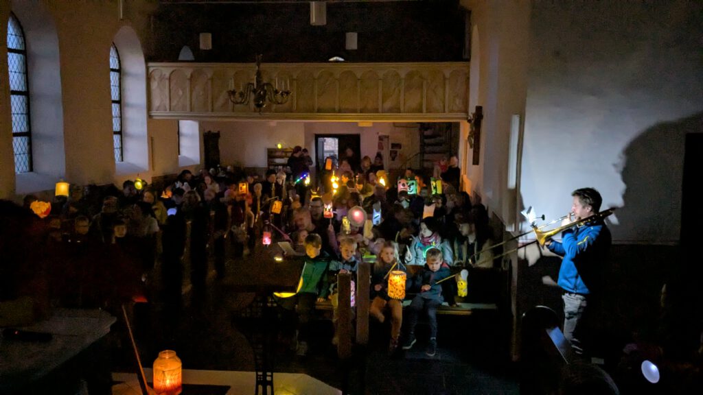 St. Martin Sankt Martin 2025 Eröffnung Schleckheimer Kapelle Kindergarten Kindertagesstätte KiTa Grundschule Laternen Schleckheimer Kapelle Martinszug Martinsfeuer