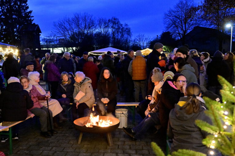 Kleine Dorfweihnacht Schleckheim Gemeinschaft Weihnachten Advent zusammen