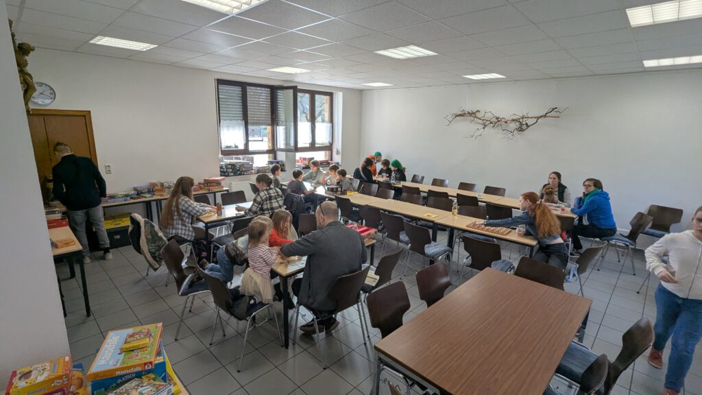 Schleckheim spielt Brettspiele Kartenspiele Spieletag Pfarrheim Gemeinschaft Jung Alt Begegnung Waffeln