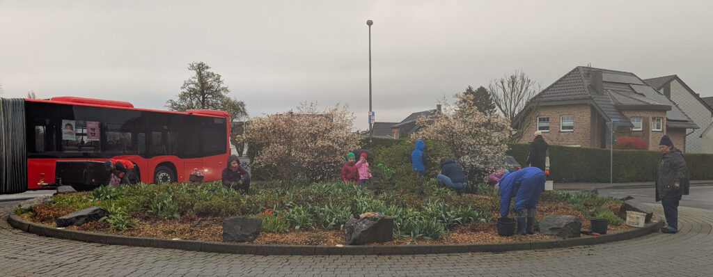Kapellenverein Schleckheim Interessengemeinschaft IG der Ortsvereine Nütheim-Schleckheim Kreisverkehr Blumenbeet Pflege Ehrenamt