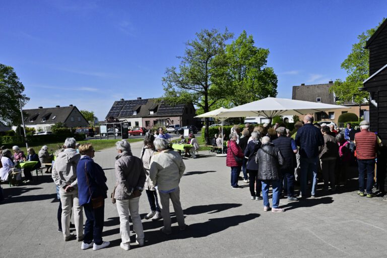 Tösche Hömmel än Eäd Harmonika Harmonie Akkordeonorchester Musik Akkordeon Schleckheimer Kapelle Dorfplatz Cafeteria