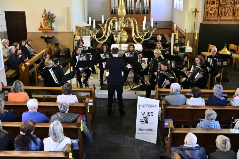 Tösche Hömmel än Eäd Harmonika Harmonie Akkordeonorchester Musik Akkordeon Schleckheimer Kapelle Dorfplatz Cafeteria