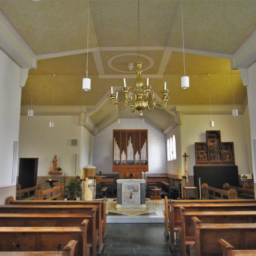 Innenansicht Hauptschiff Kirchenbänke Orgel Altarinsel Kapelle Schleckheim